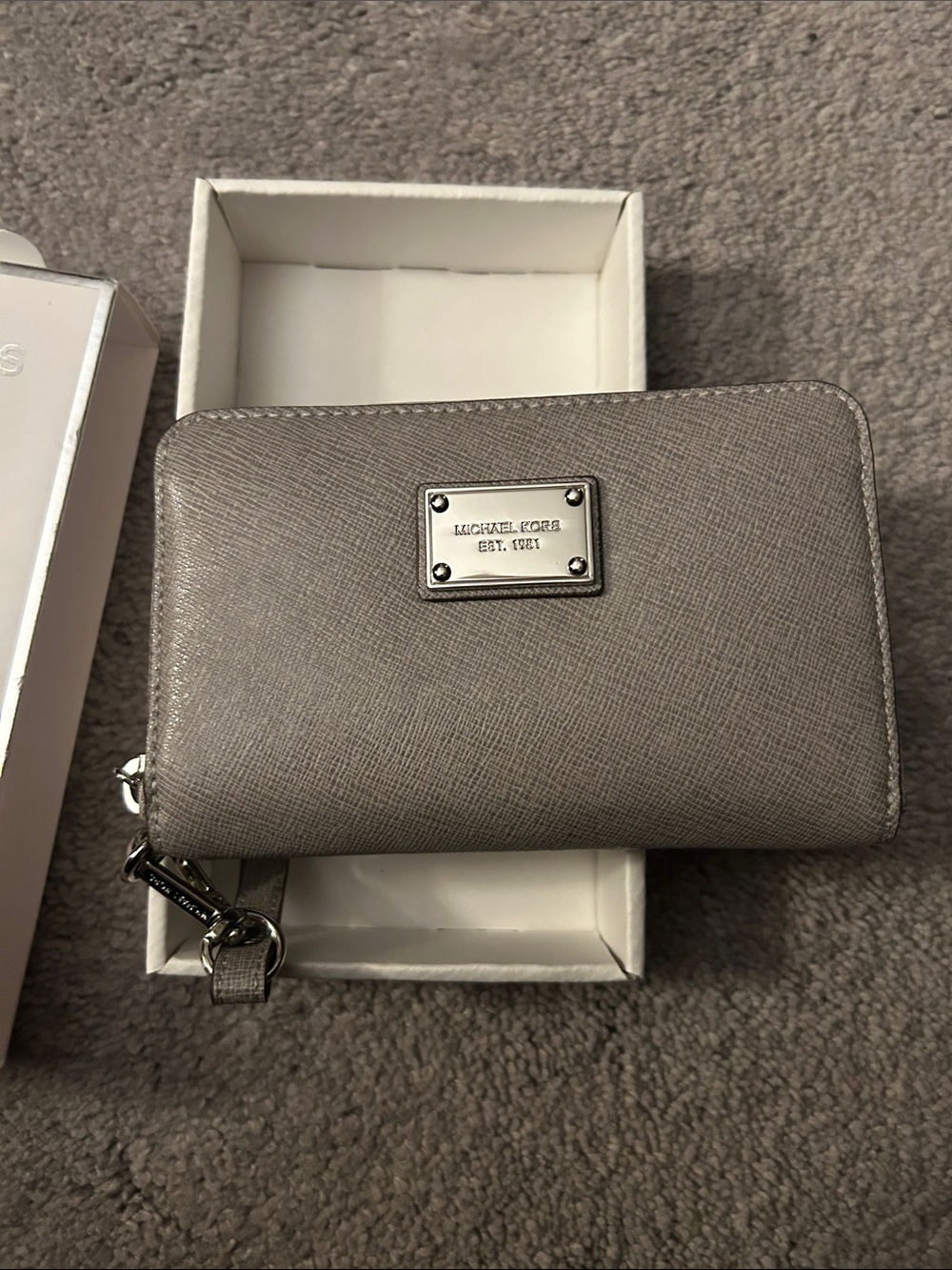 Michael Kors Pearl Gray Saffiano Zip Wallet - Picture 3 of 4